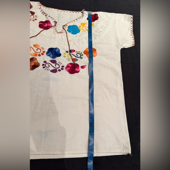 NEW HAND-EMBROIDERED IN MEXICO. Colorful Floral Embroidered White Cotton Top - Picture 4 of 6